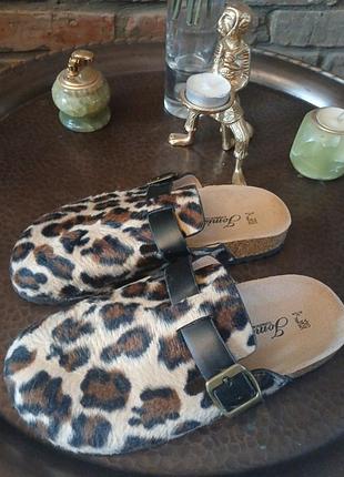 Гарнюні шльопки з леопардовим принтом