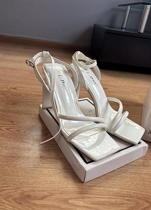 Босоніжки білі на каблуку 10 см