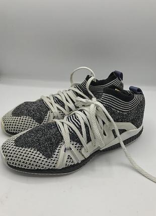 Кросівки сітка є незначні дефекти які не впливає на носку  в розмірі  40