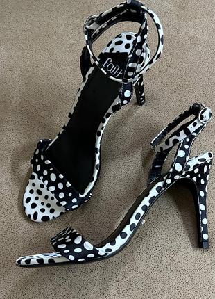 Шикарні босоніжки в горох від faith