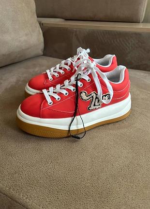 Яскраві кросівки від bershka