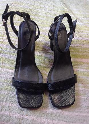 Босоніжки великі