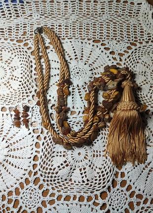 Украшение на шею  и серьги.