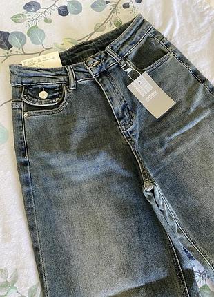 Джинси жіночі прямі розмір с з цікавим дизайном карману