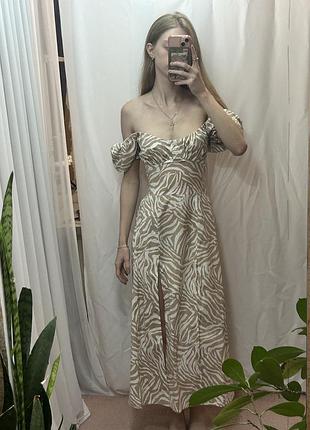 Літня сукня з розрізом на нозі в принт зебри