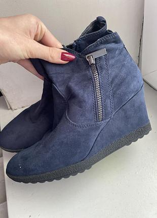 Жіночі ботильйони сині на танкетці