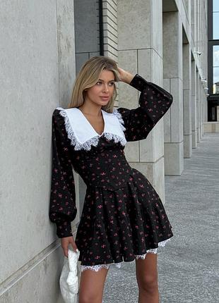 Черное мини платье в красный цветочный принт с белым воротником воротничком и корсетом со шнуровкой в комплекте