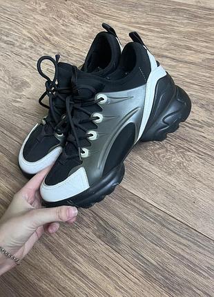 Жіночі кросівки estro