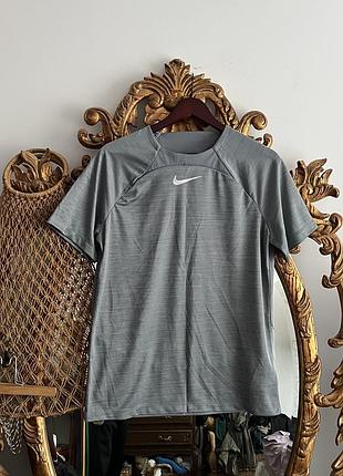 Спортивна футболка nike pro