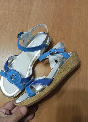 Шкіряні босоніжки від відомого бренду