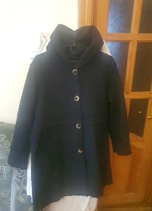 Пальто короткое-длинная курточка из шерстяной буклированной ткани очень легкое,удобное с большим капюшоном,чёрное,83см длина,58 по груди,60 рукав,шик