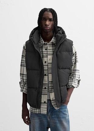 Стьобаний жилет zara із капюшоном чорного кольору
