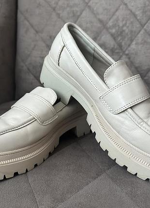 Бежеві лофери від reserved