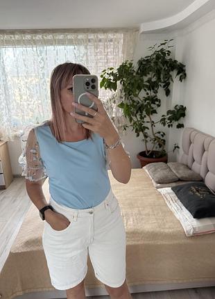 Красивая голубая блузка боди с перчатками с декором