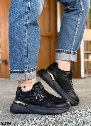 Кросівки жіночі