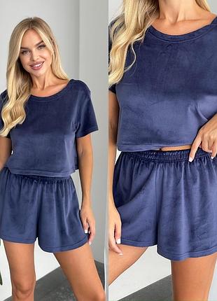 Велюровый костюм двойка с шортами и футболкой свободного кроя