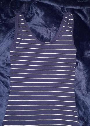 Синяя миди-платье xs/xxs в горизонтальную белую полоску на широких бретелях. трикотаж