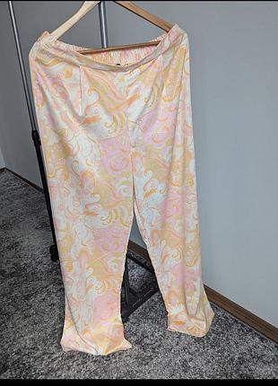 Брюки палаццо нарядные в виде атласных цветков светлая резинка хл