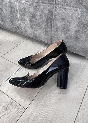 Жіночі чорні лакові туфлі на каблуку