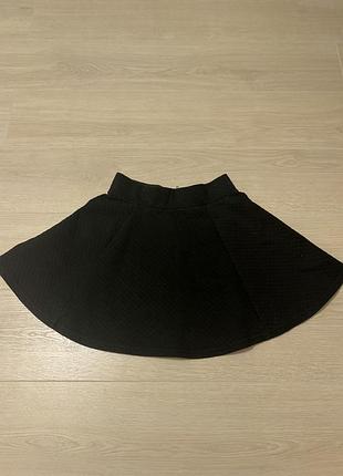 Стильна чорна спідниця з текстурованої тканини