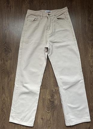 Бежевые джинсы sinsay