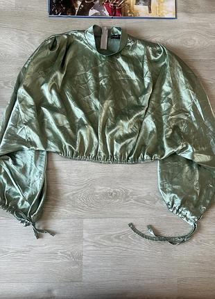 Стильная атласная блуза оверсайз с большими рукавами