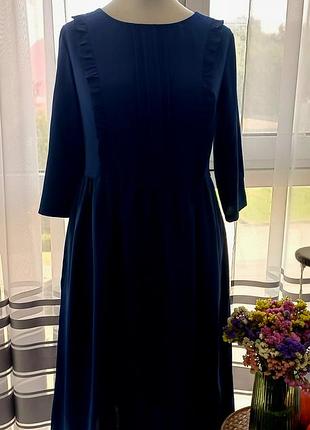 Платье темно-синее, классическое.