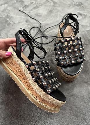 Босоніжки на платформі з завʼязками плетені