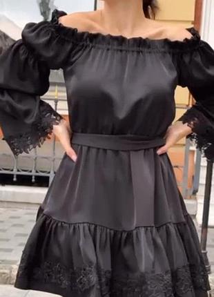 Платье атласное черное с кружевом