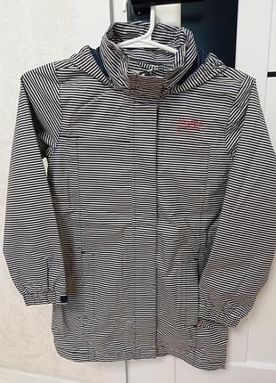 Ветровка для девочки,на 9-10 лет.фирма regatta.