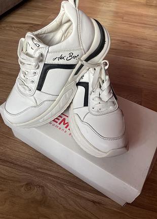 Шкіряні жіночі кросівки 37 розміру.