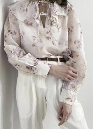 Легка повітряна блуза  в квіти h&m ( віскоза )