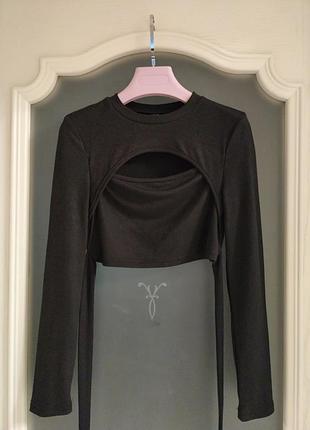 Укорочений лонгслів із вирізом на грудях