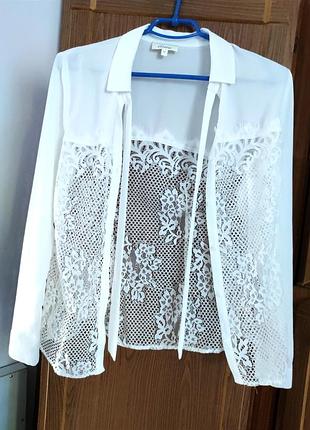 Белая рубашка с сетевым