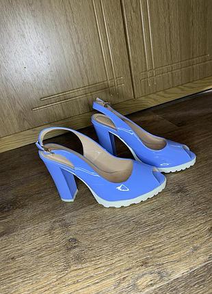 Босоніжки жіночі