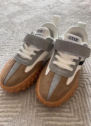 Стильні кросівки.