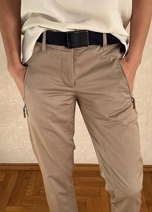 Брюки brunello cuchinelli оригинал 46 в идеальном состоянии. в красивом бежево-сером цвете. выполнены из коттона с характерным сатиновым блеском.чудово