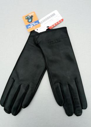 Prada женские перчатки из натуральной кожи на  стриженном меху черные сенсор touch screen