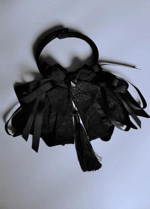 Пластрон ручной работы с кистью и кристаллом swarovski. галстук-бабочка. чокер на шею