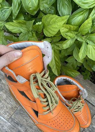 Яскраві помаранчеві кеди