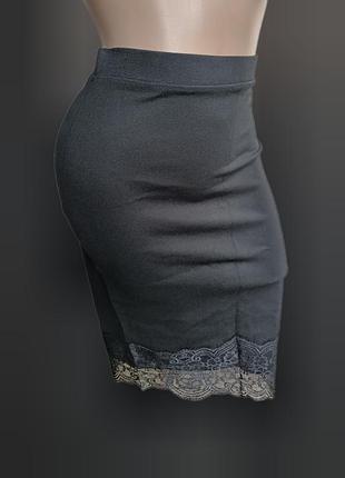 Черная юбка с кружевом внизу