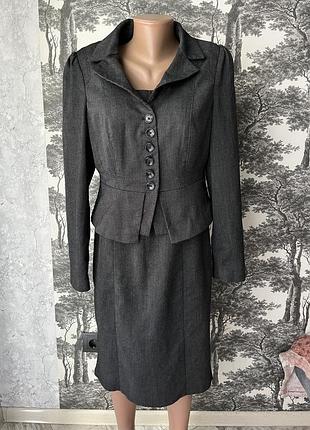 Жіночий костюм