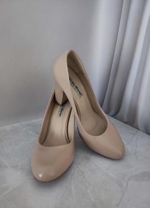 Туфлі жіночі. лаковані. в ідеальному стані. 37 розмір. каблук 8.5 см.