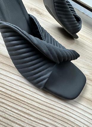 Стильні босоніжки (шльопки) на підборах