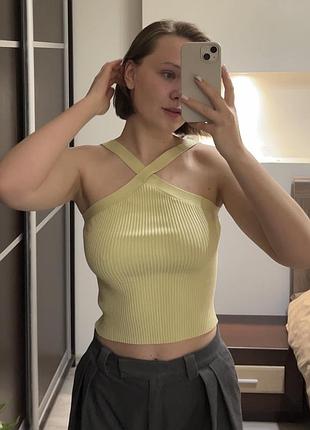 Топ bershka вершкового кольору