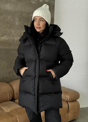 Пуховик довжини міді трендового фасону з водонепроникної тканини