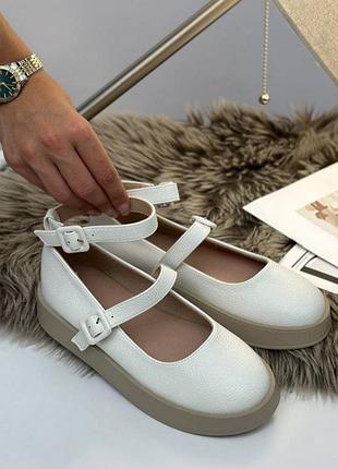 Белые туфли в стиле мэри джейн с толстой подошвой.