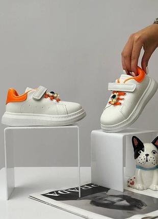 Детские кроссовки белого цвета с оранжевыми акцентами