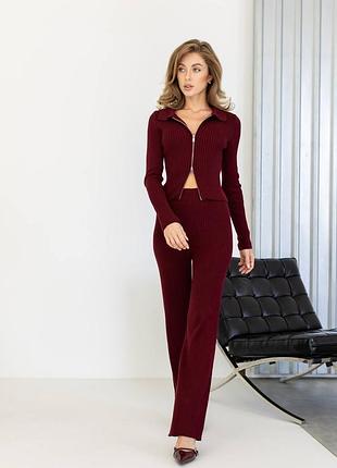 Жіночий брючний в'язаний костюм двійка бордовий з бавовни бавовняний в рубчик з середнього приталеного кардигану на блискавці та прямих штанів