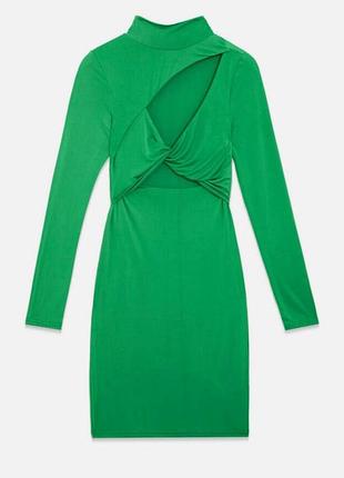 Зеленое платье с вырезами в области декольте